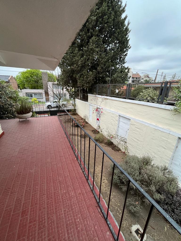 Casa en Venta Cerro de las Rosas, 4 Dormitorios, Quincho cubierto, pileta, patio, 4 baños.