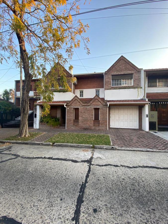 HERMOSO CHALET EN OLIVOS CON AMPLIO JARDIN