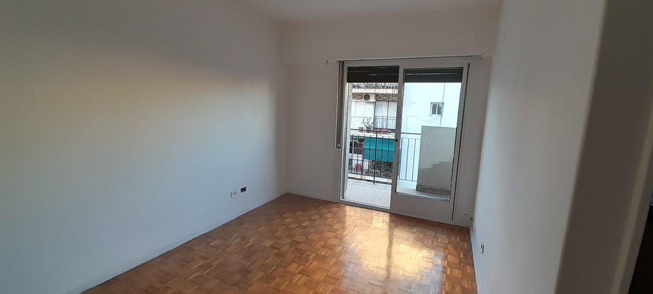 VENTA DEPARTAMENTO DOS AMBIENTES ALMAGRO CON BALCON A LA CALLE A 200 METROS HOSPITAL ITALIANO