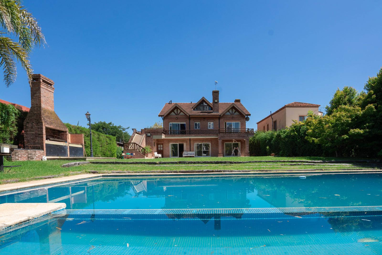 Casa con amarra propia en lote con salida al rio