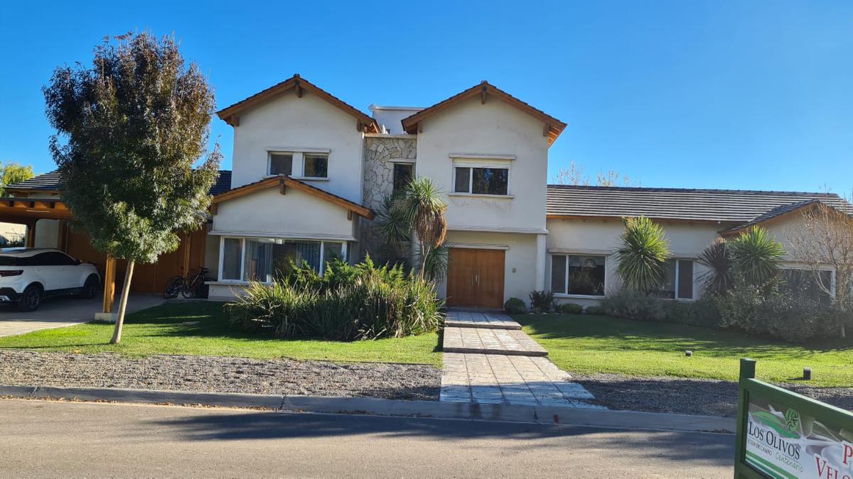 Casa 4 dormitorios Nivel Gerencial, Los Olivos , Centenario, Neuquen