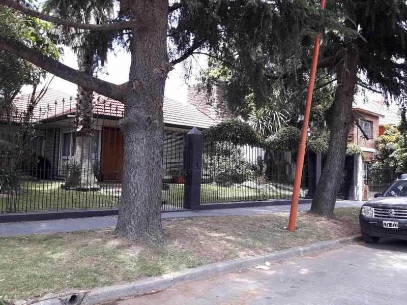 CASA CHALET 5 AMBIENTES QUILMES OESTE - BARRIO PARQUE CALCHAQUI