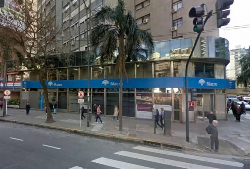 Local Comercial en Alquiler en esquina. Planta Baja: 335 m². Entrepiso: 247 m². Subsuelo: 120 m².