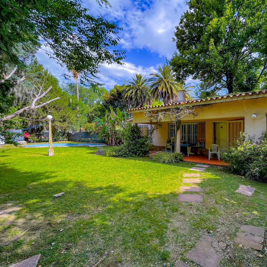 Oportunidad de Casa de 1 dormitorio con muy lindo jardín y piscina a 2 cuadras del centro de Funes