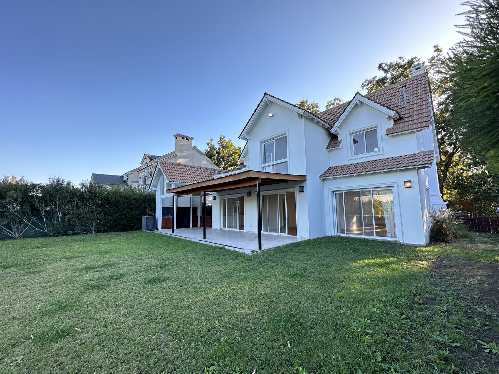 Muy linda casa en el Barrio Santa Maria de los Olivos