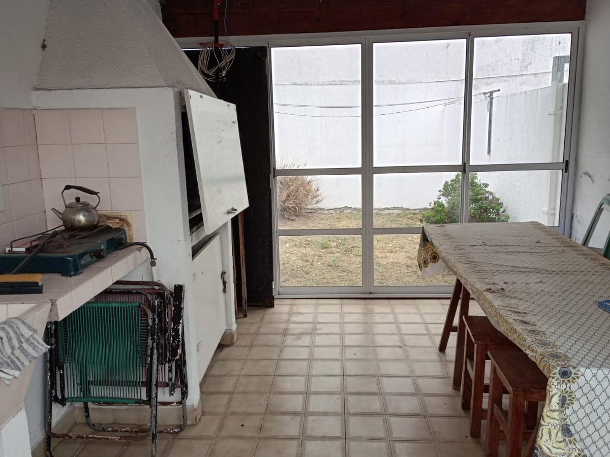 TRIPLEX EN VENTA DE 4 AMBIENTES SANTA FE  164 CON COCHERA (MAR DE AJO)