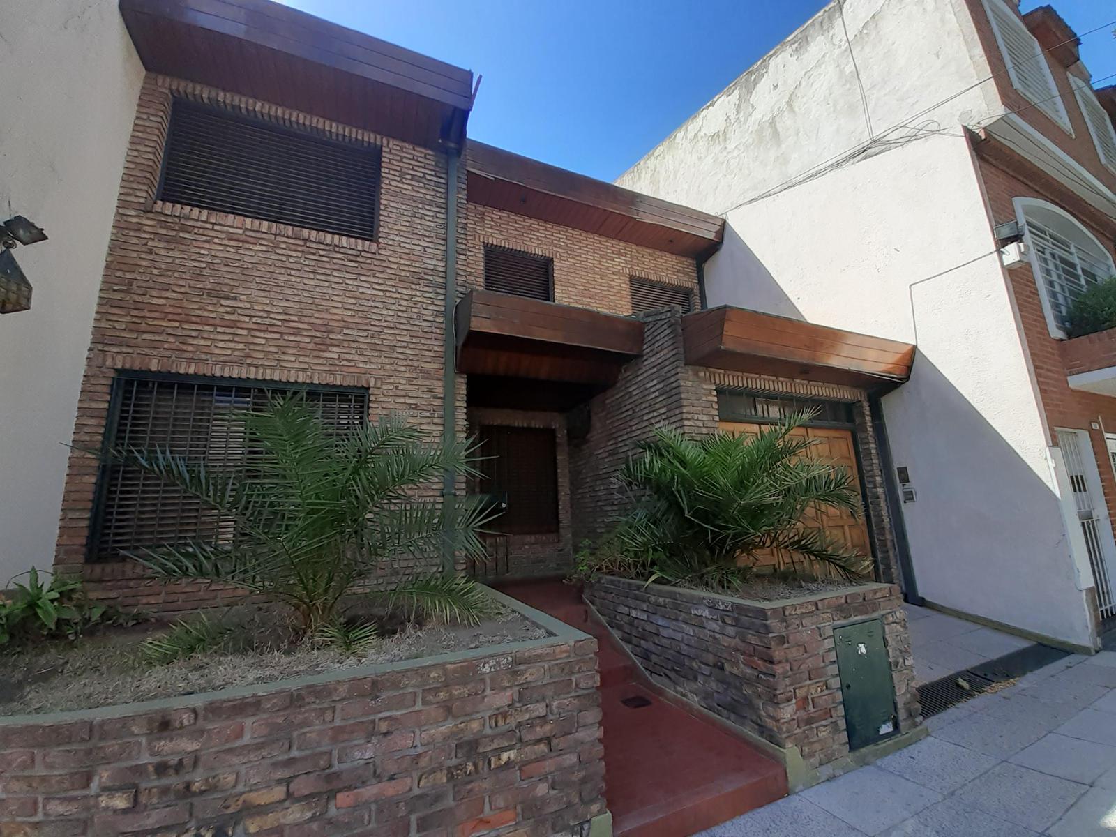 Casa en venta de 5 ambientes con cochera - increíble fondo con parrilla