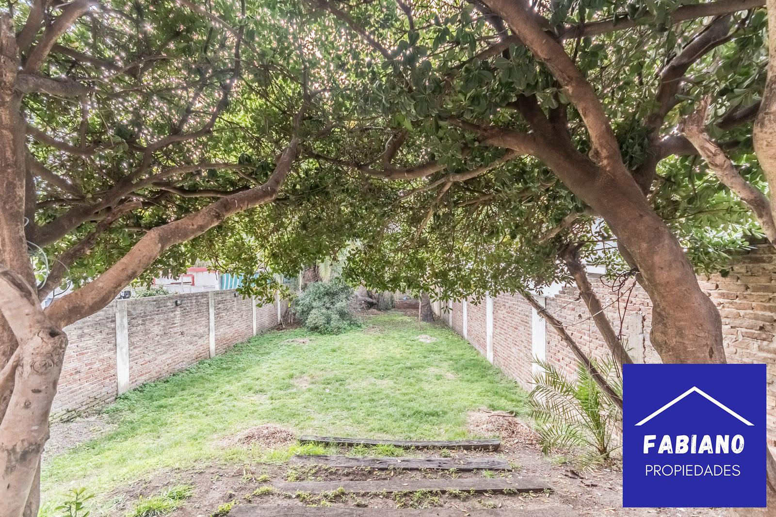 El jardin de tus sueños! Casa de 3 plantas con Garage y todo el espacio que necesitas!