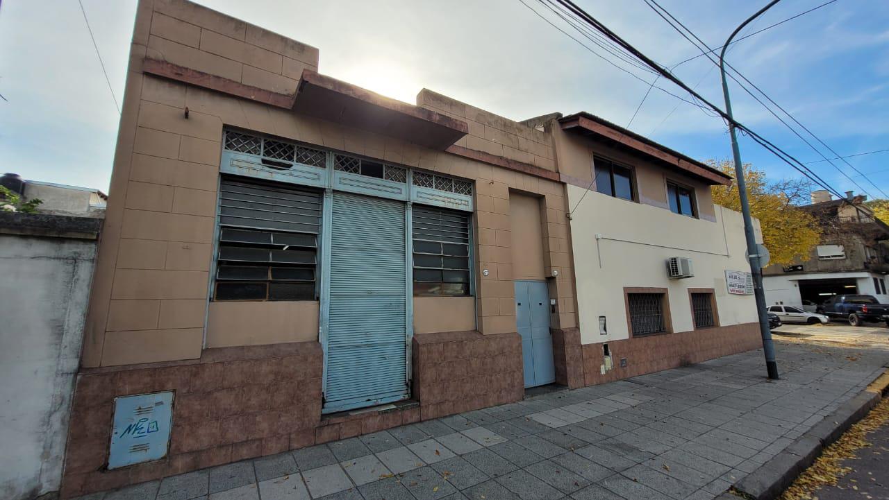 Casa en 3 ambientes en venta con galpón y local Mataderos.