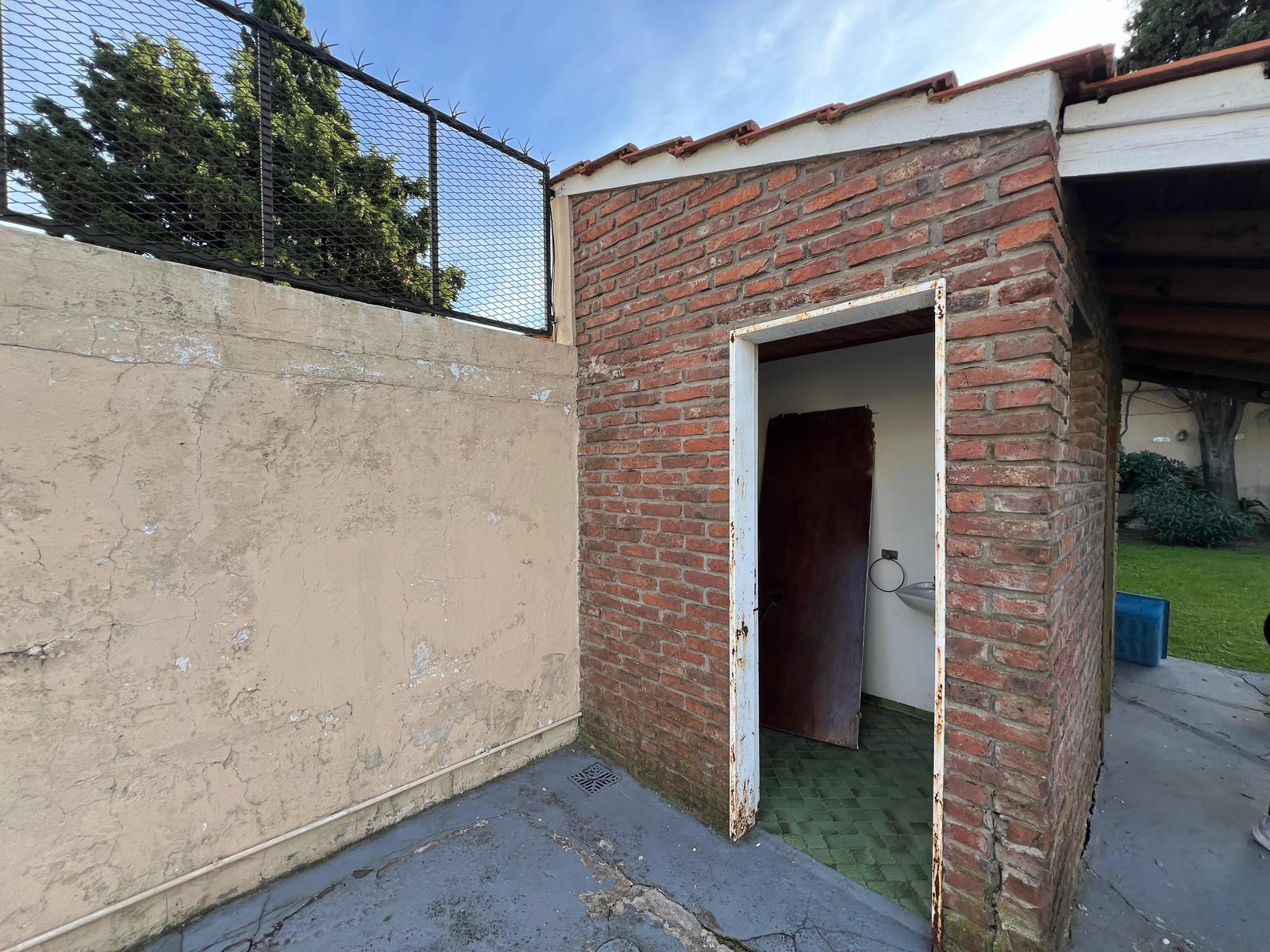 Casa de cinco ambientes con piscina a la venta en Wilde