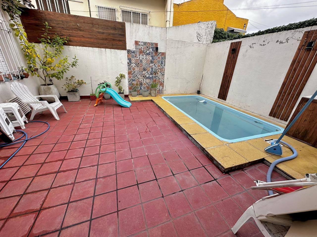 Casa en  VENTA 4 AMBIENTES CON GARAGE