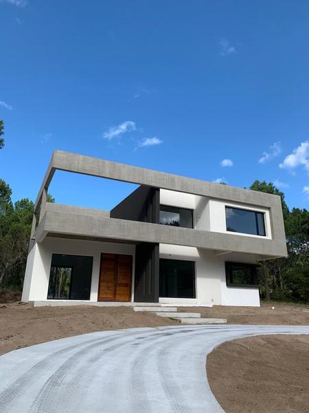 CASA MODERNA A ESTRENAR EN VENTA EN BARRIO ALAMOS, PINAMAR