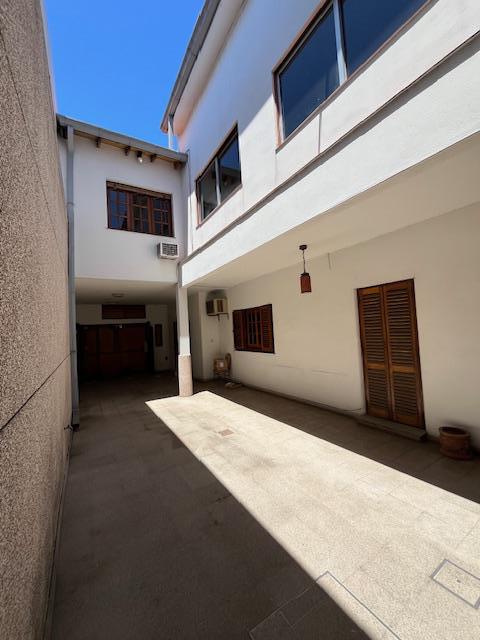 Casa en Venta en Villa Lynch 7 ambientes cochera y jardin