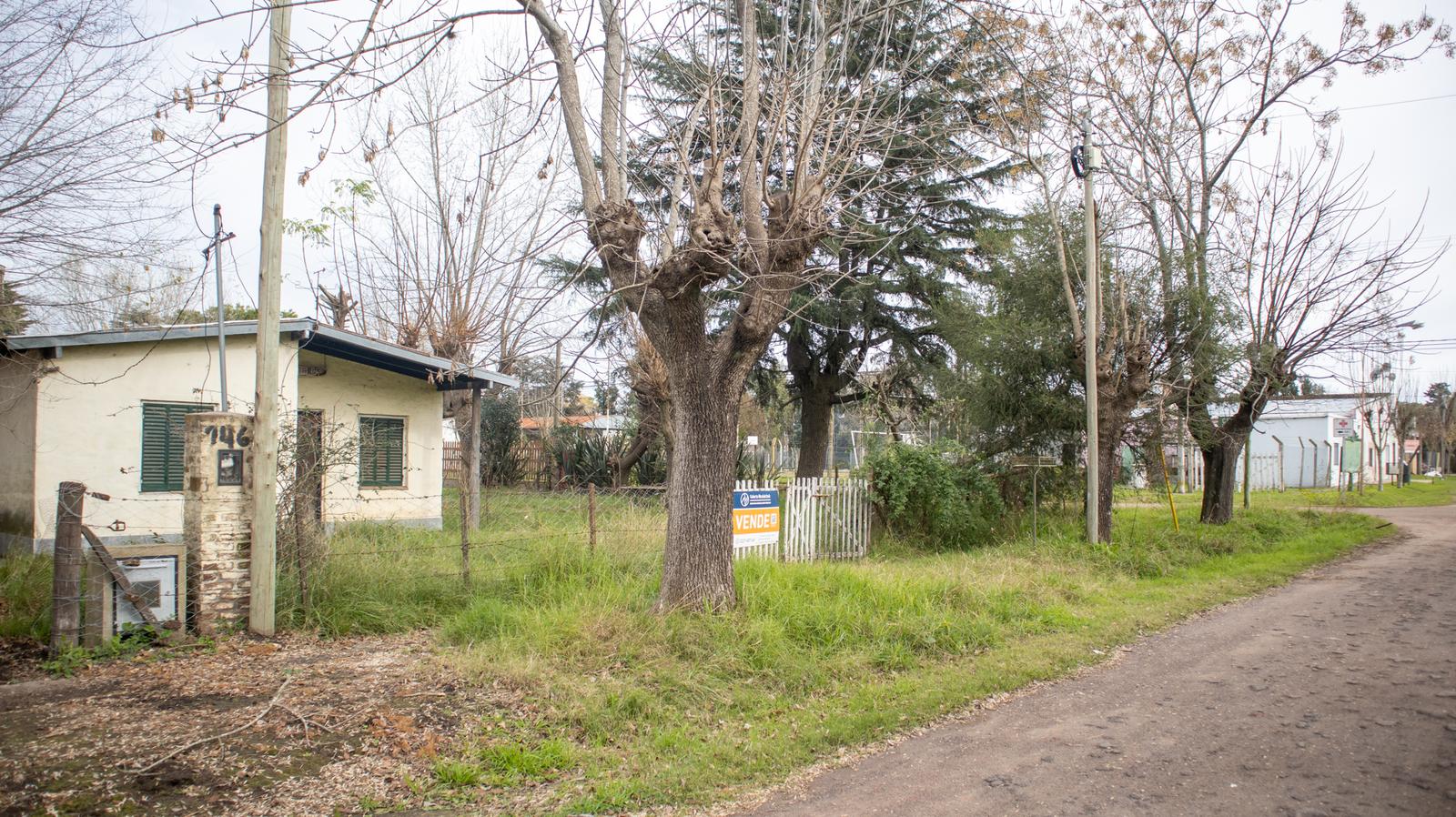 Terreno con galpón y casa a demoler