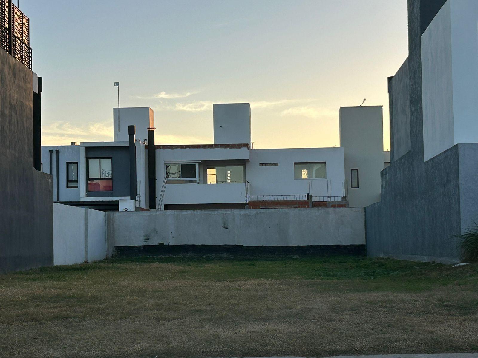 Terreno en La Calandria frente a espacio verde