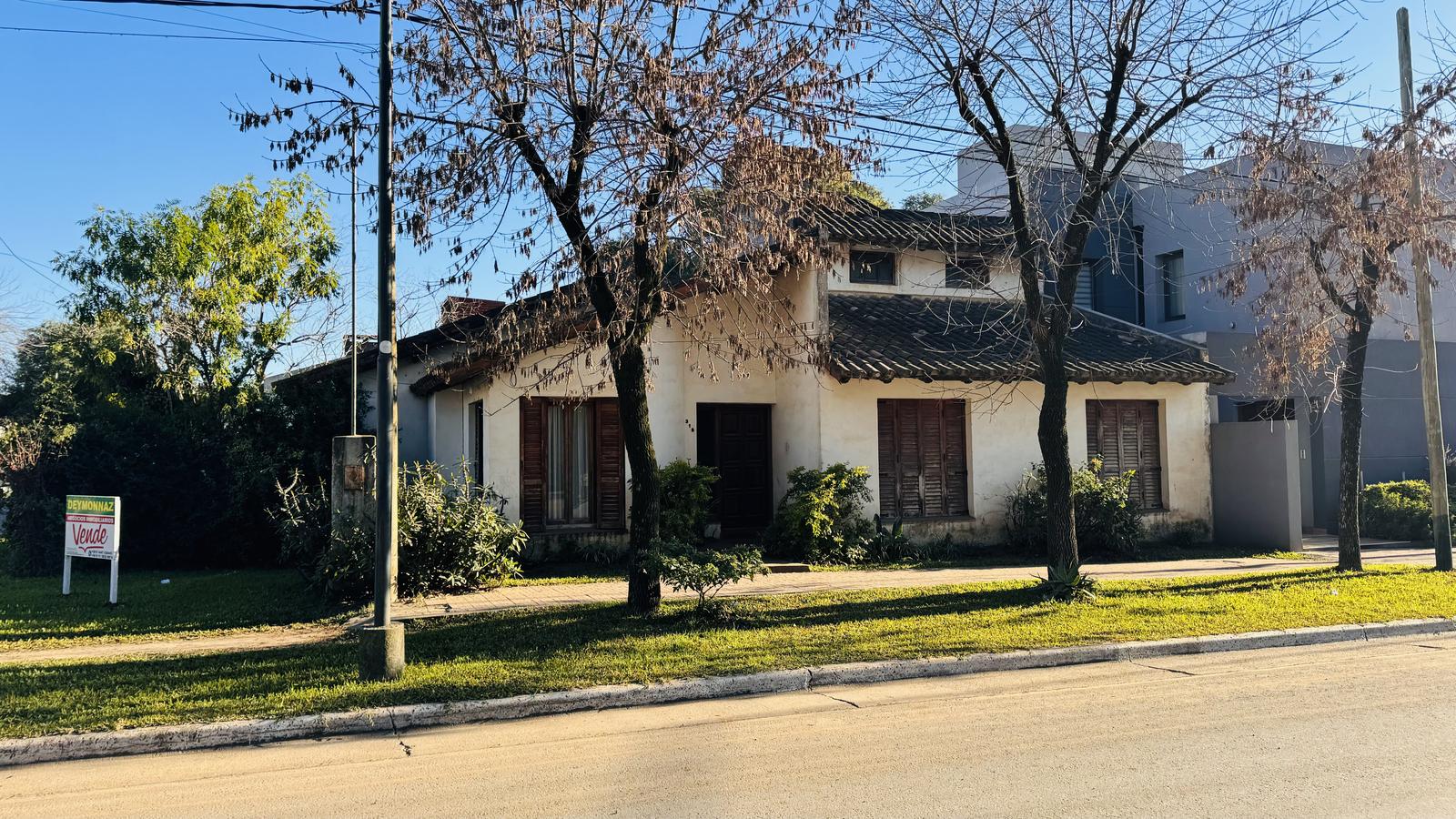 Casa frente Parque Quirós Colón