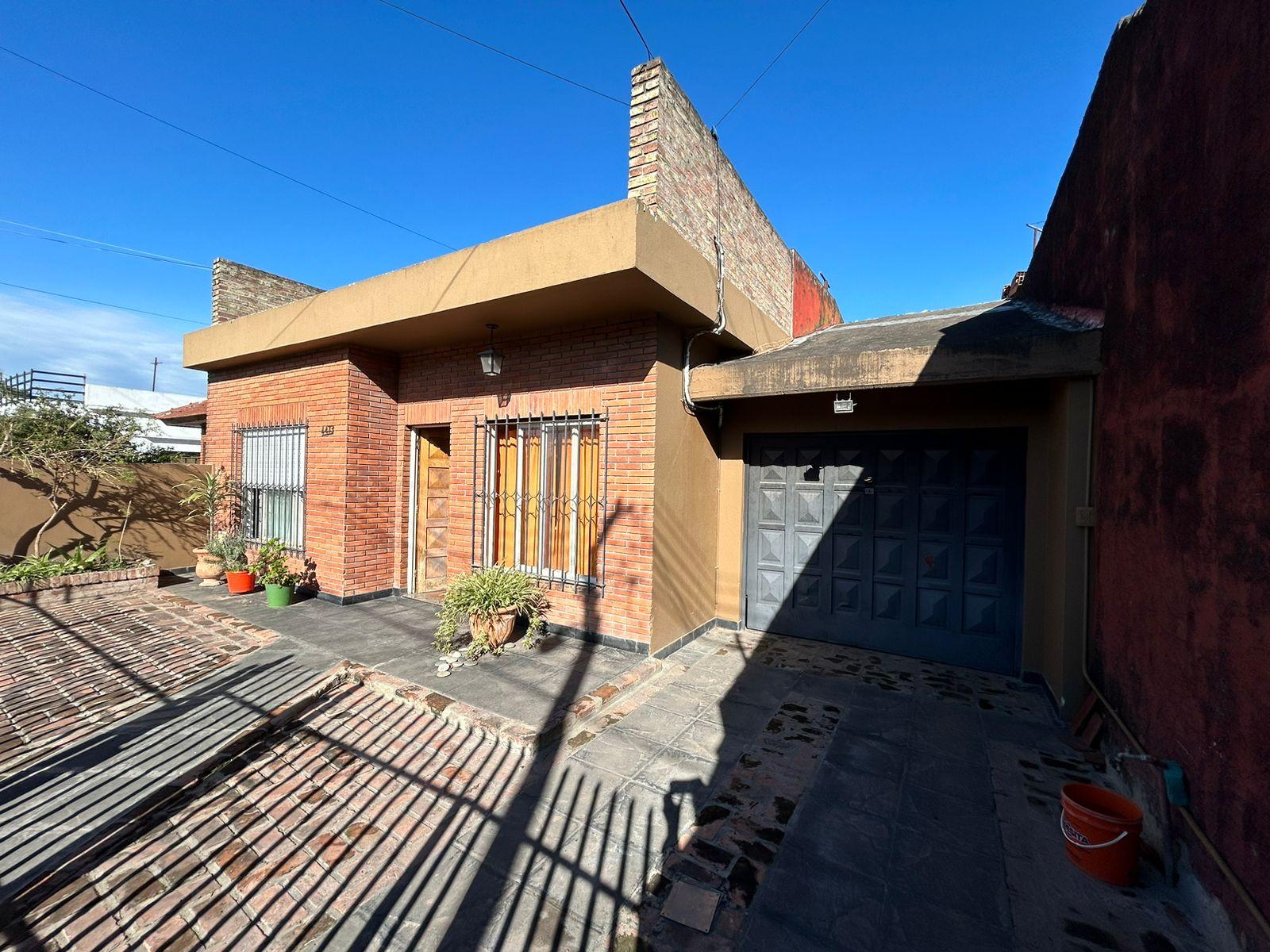 Venta casa 5 ambientes con parrilla y pileta