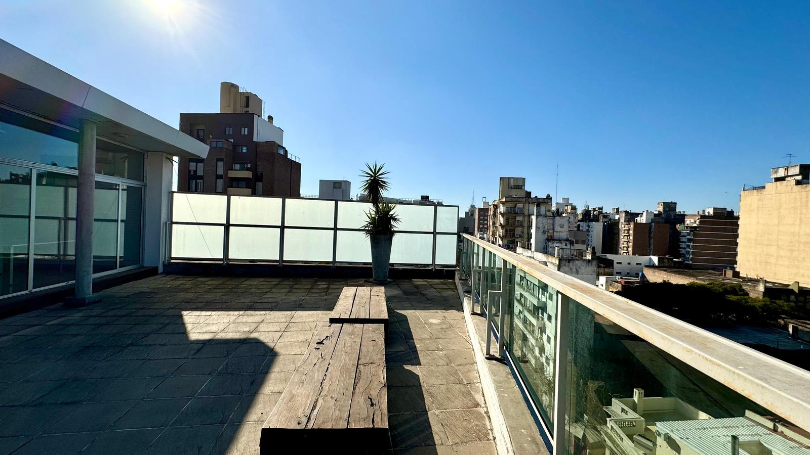 EN VENTA- MONOAMBIENTE CALIDAD FUNDAR CON BALCON AL FRENTE- CENTRO