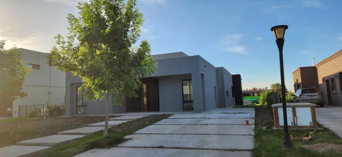 Casa en Venta  en Haras Santa María!