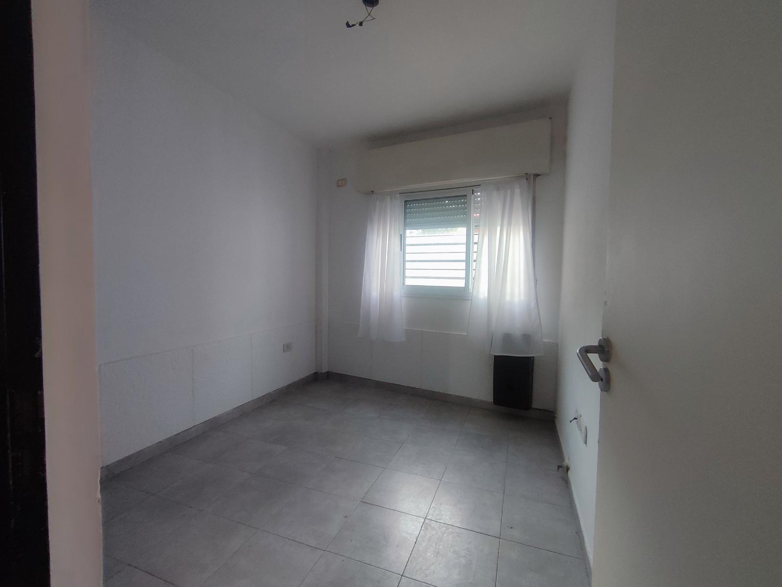 Departamento de un dormitorio con patio y cochera en  venta. Berisso