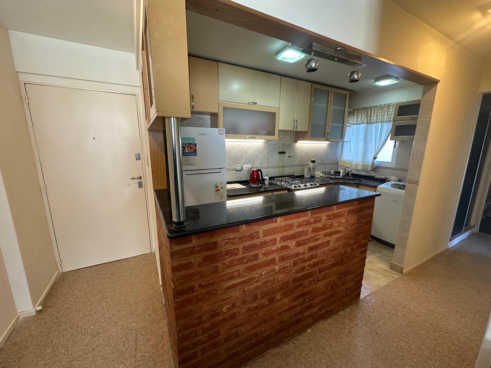 Departamento de 3 Ambientes con cochera y balcón en venta! Almagro.