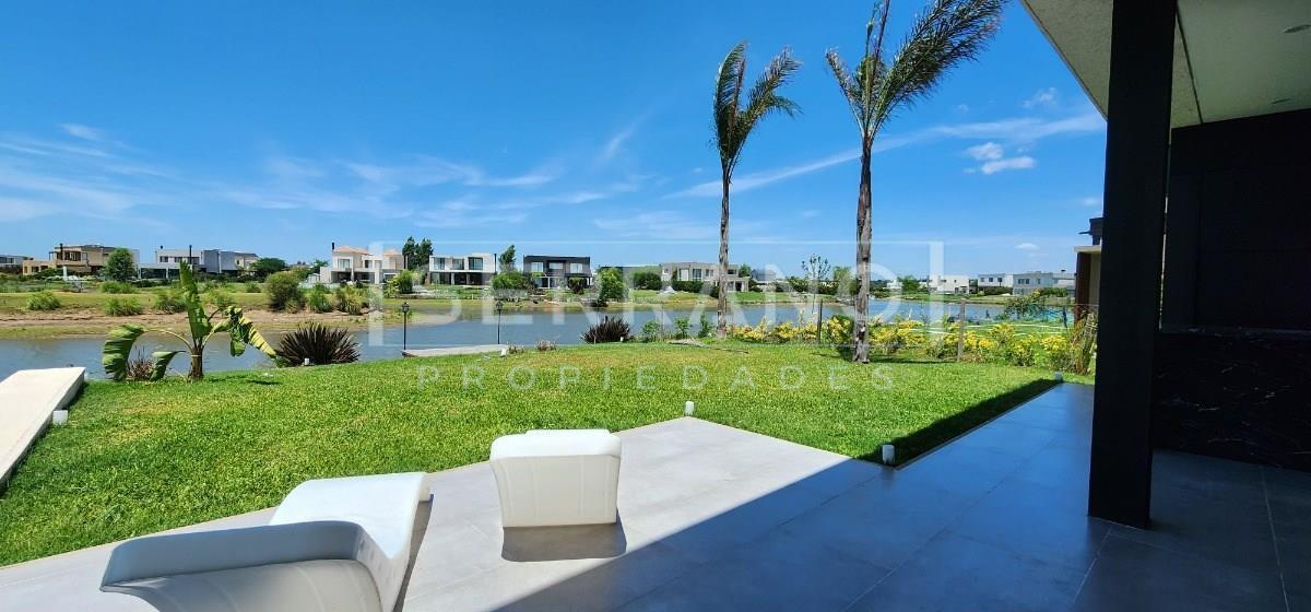 Venta Casa 5 ambientes vista al golf a  la Laguna pileta borde infinito El Cantón Islas Escobar.