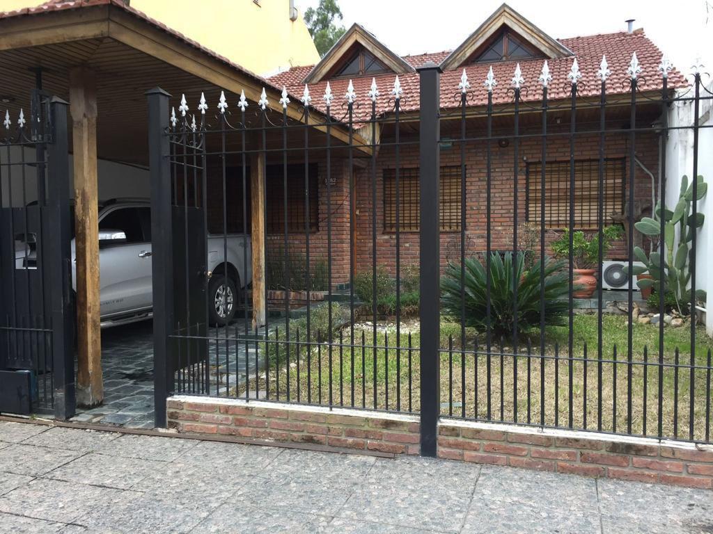 Casa de cuatro ambientes con quincho, parque y cochera a la venta en Avellaneda