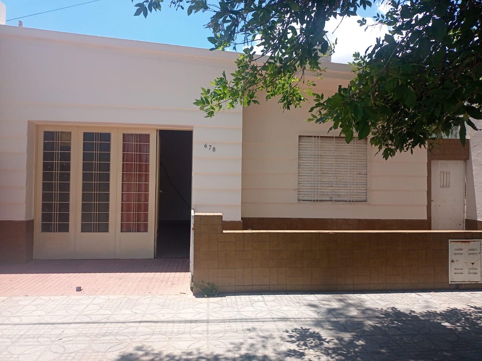 Venta de Casa a metros de Plaza en Barrio Sarmiento