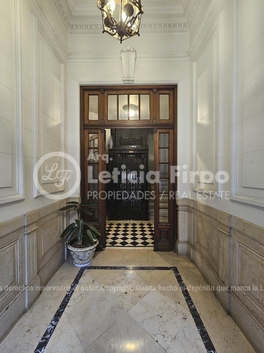 Departamento en piso alto, antiguo, integramente reciclado con excelentes detalles.