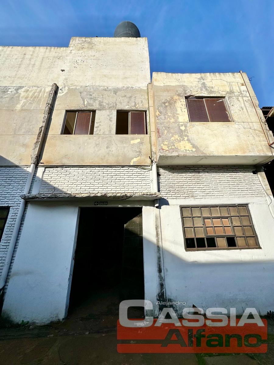 IMPORTANTE GALPON TIPO NAVE INDUSTRIAL O DEPOSITO DE 1020m2 CON OFICINAS