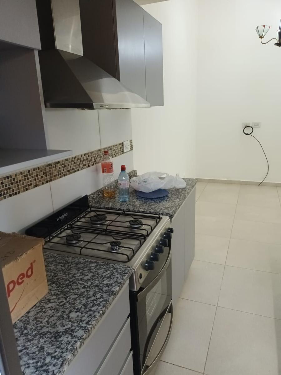 Casa en excelente estado , 3 dormitorios , baño , garage y patio , Barrio 9 de JULIO