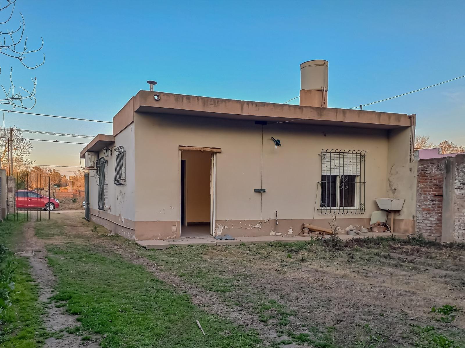 Casa en venta - 2 Dormitorios 1 Baño - 325Mts2 - Carmen de Areco