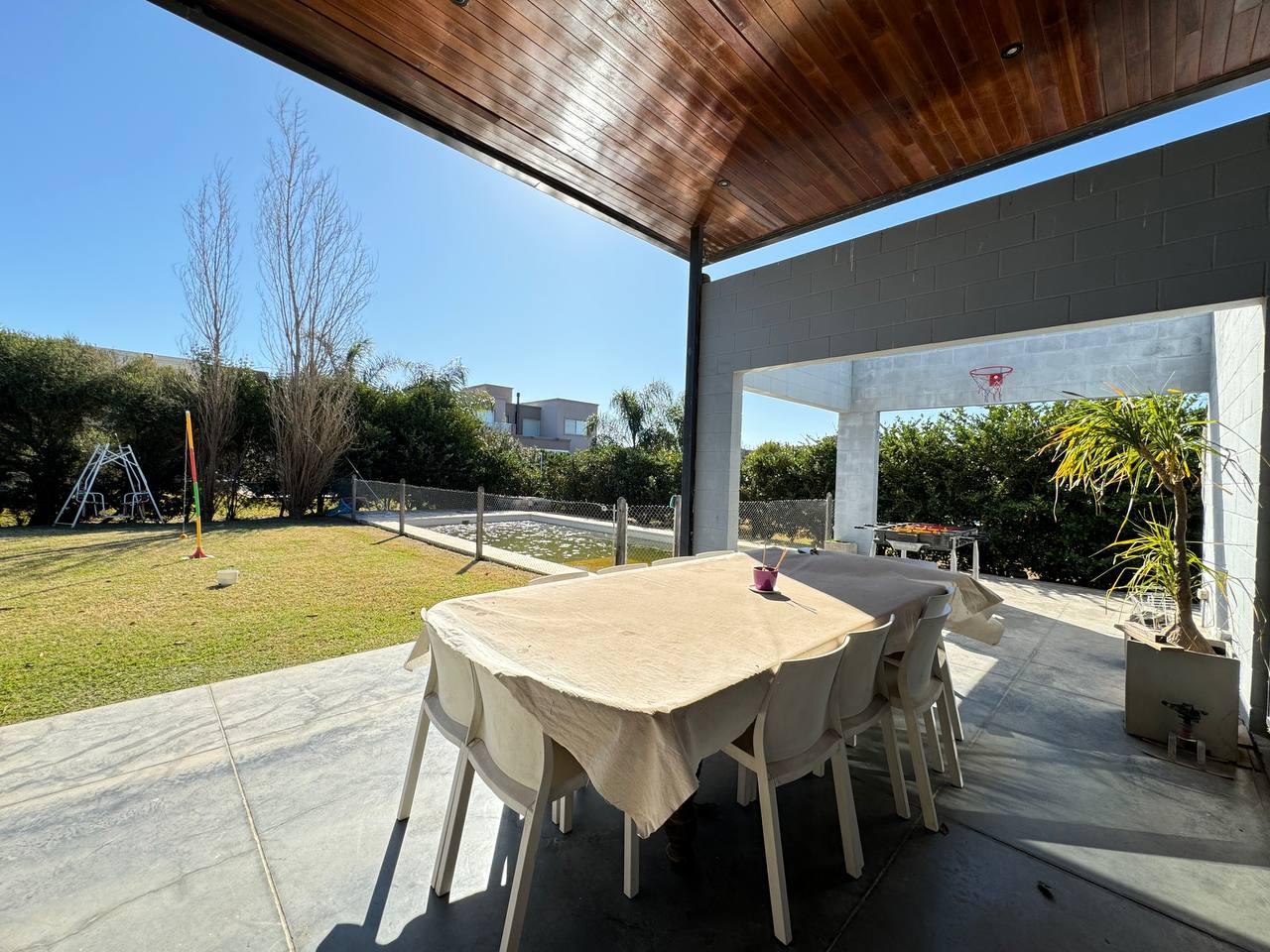 Venta - Casa en planta baja con cuatro dormitorios, galeria, cochera y pileta. San Sebastian, Funes