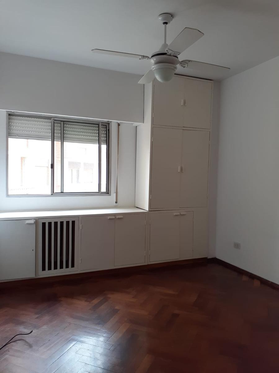 Departamento en AV. H.YRIGOYEN 2 dormitorios, balcón, contrafrente. ENORME