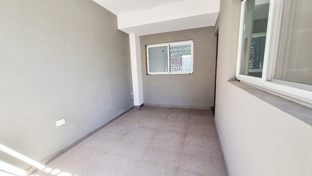 VENTA - PH TIPO DUPLEX DOS DORMITORIOS CON COCHERA Y PATIO - BARRIO ARROYITO