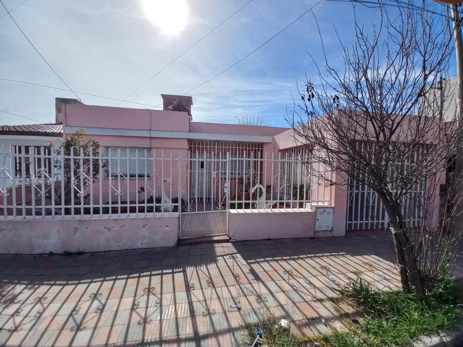 Casa en venta de dos dormitorios en barrio Villa Azalaiz