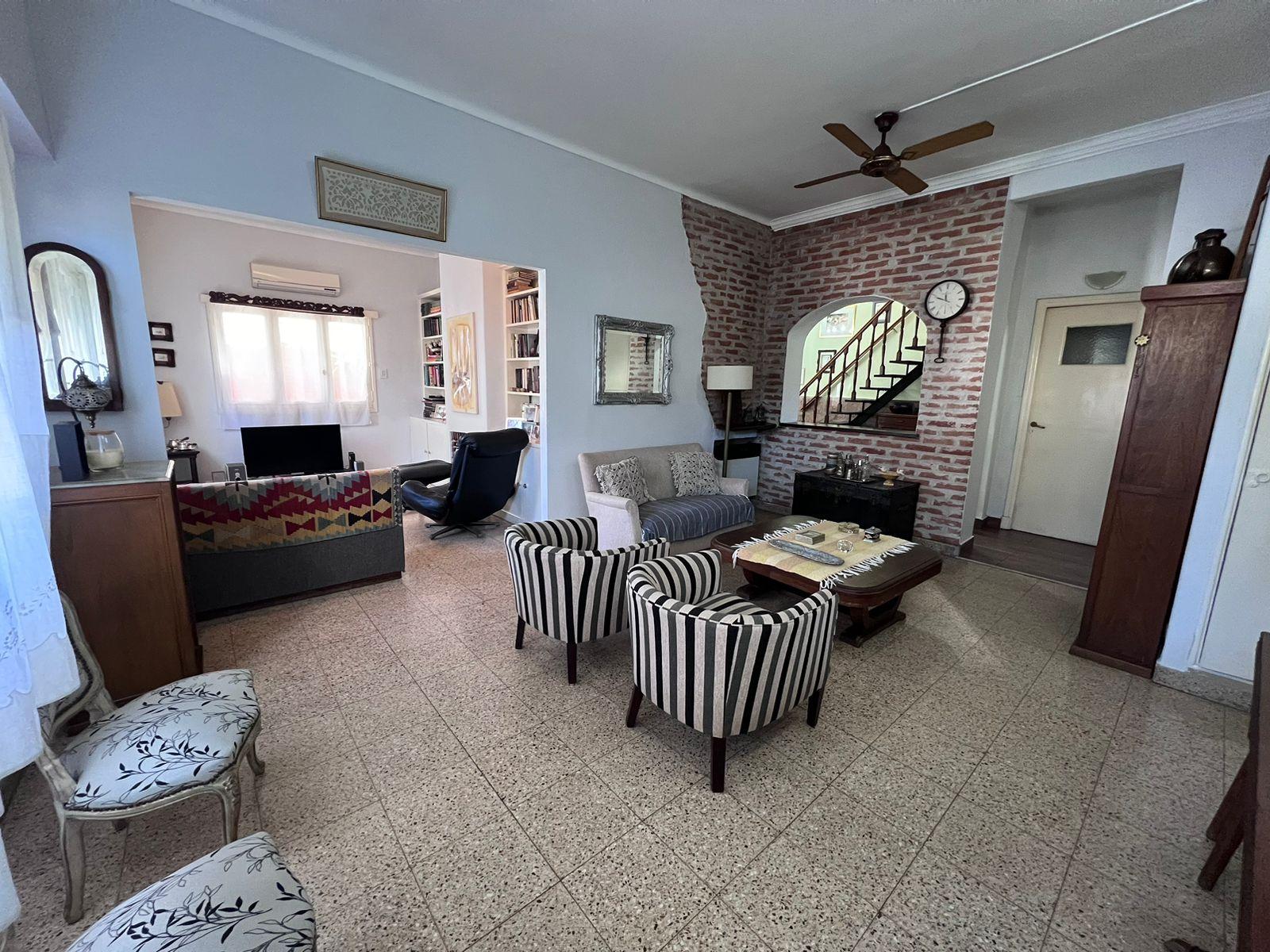 VENTA CASA de cuatro dormitorios ppal en suite, cochera y terraza con parrilla!