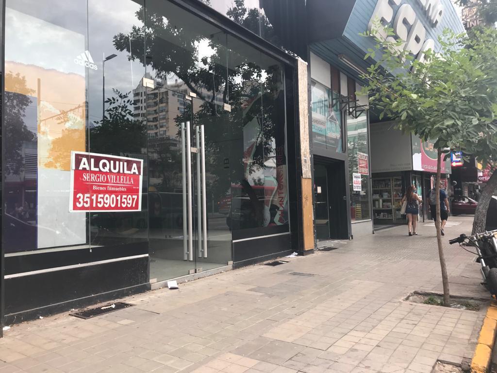 Local Comercial en Alquiler  Bº Centro  Gran ubicación  Frente Vidriado  Depósito  Oficinas