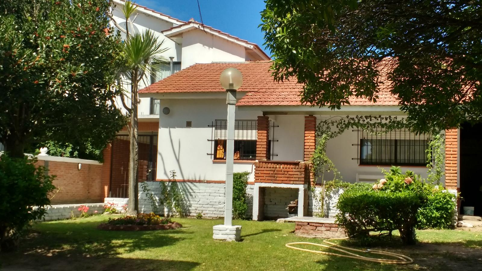 Venta chalet de 4 ambientes mas departamento - Barrio San Jacinto - Corbeta Uruguay 6900