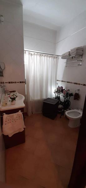 CASA EN VENTA con cochera y quincho