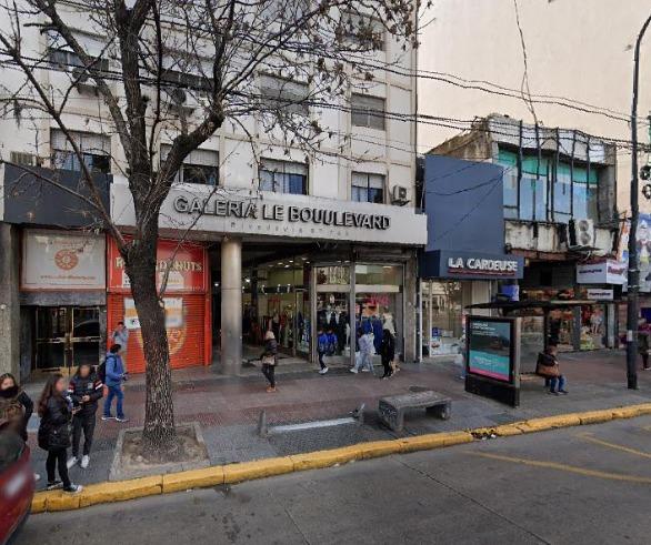 VENDE LOCAL EN GALERÍA SOBRE AV RIVADAVIA - FLORES