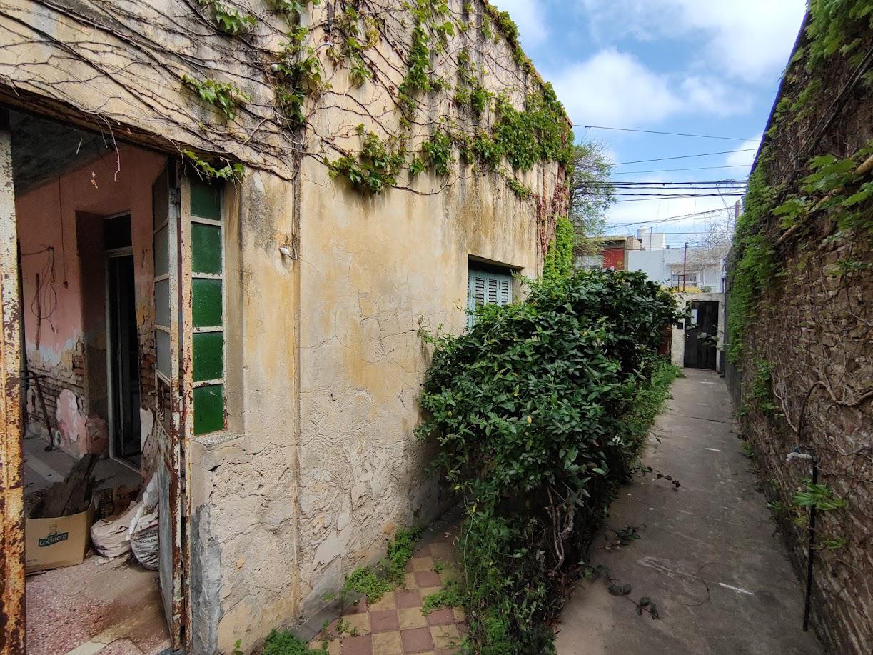 VENTA CASA CON JARDÍN A RECICLAR BARRIO INDUSTRIAL (POSIBILIDAD DE SUBDIVIDIR)