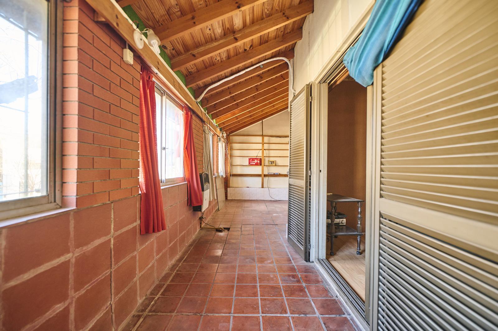 Venta Casa 5 Ambientes en La Paternal con Cochera, Patio con Parrilla, A Refaccionar - Multifamiliar