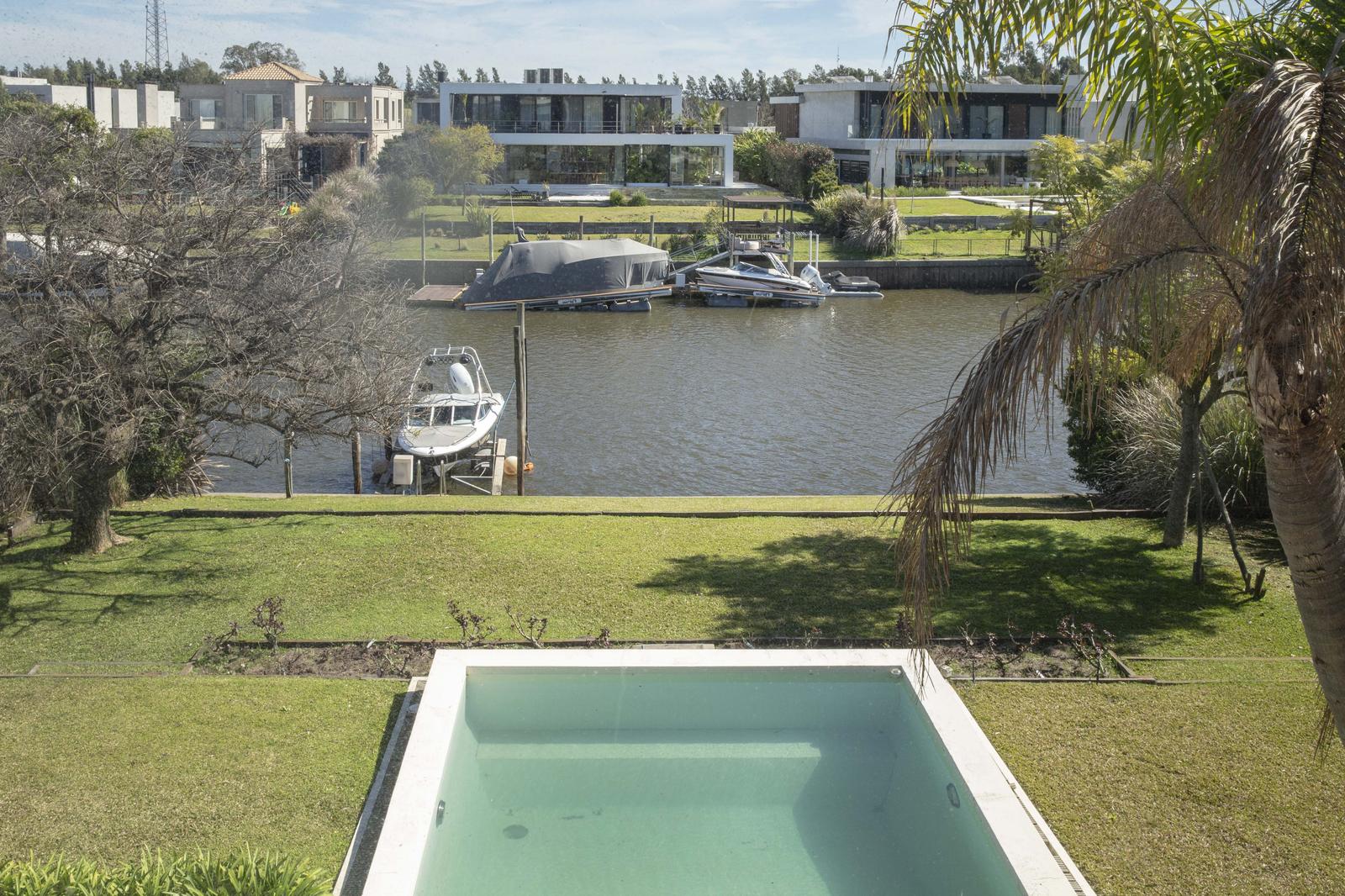 Casa al río en Albanueva, en VENTA/ALQUILER. Barro náutico privado, Tigre