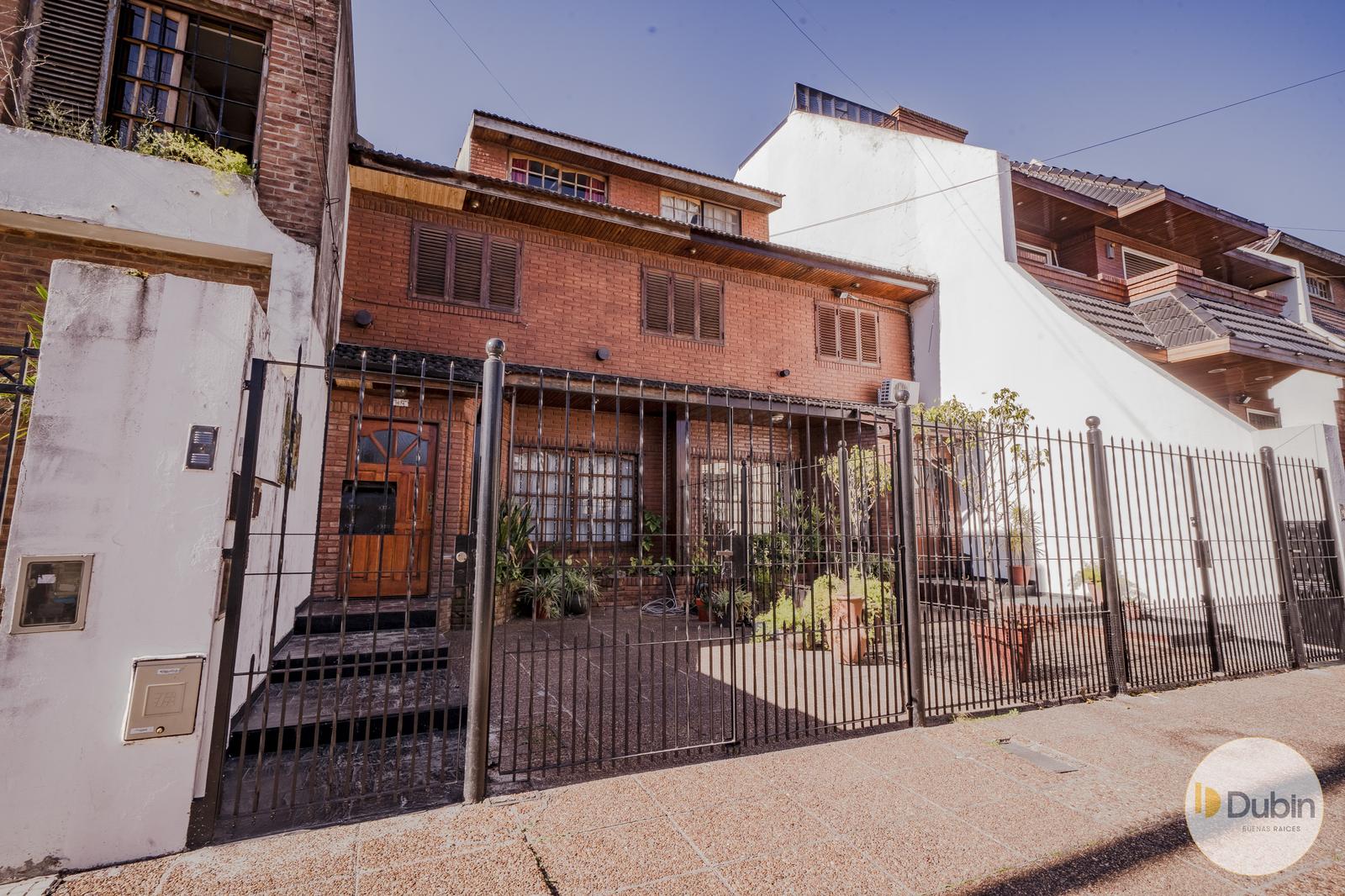 Venta de Triplex con cochera por Barrio Naón