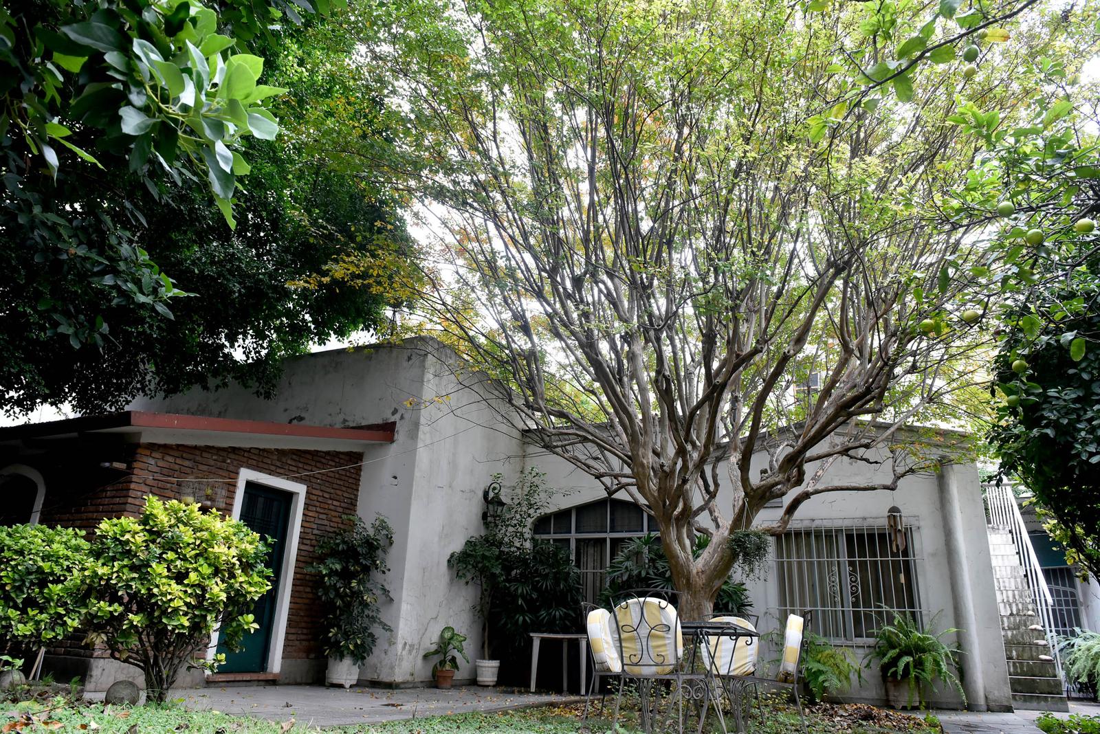 Casa de estilo con amplio Parque, Pileta y Quincho. En inmejorable zona.