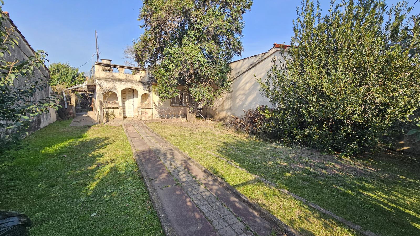 Terreno en venta con casa a reciclar