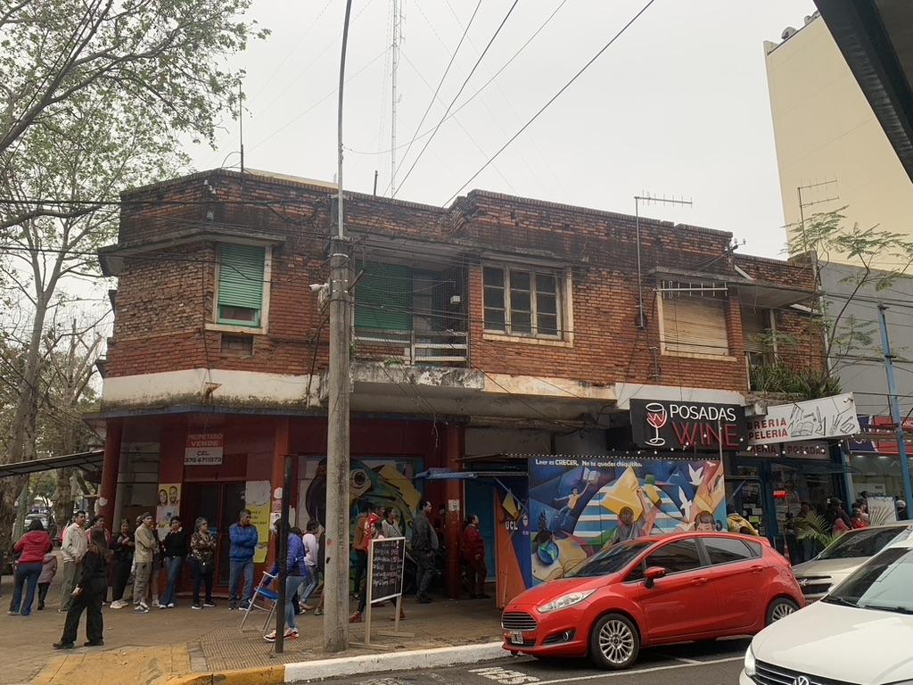 Edificio en venta en posadas colon y sarmiento con departamento y locales comerciales