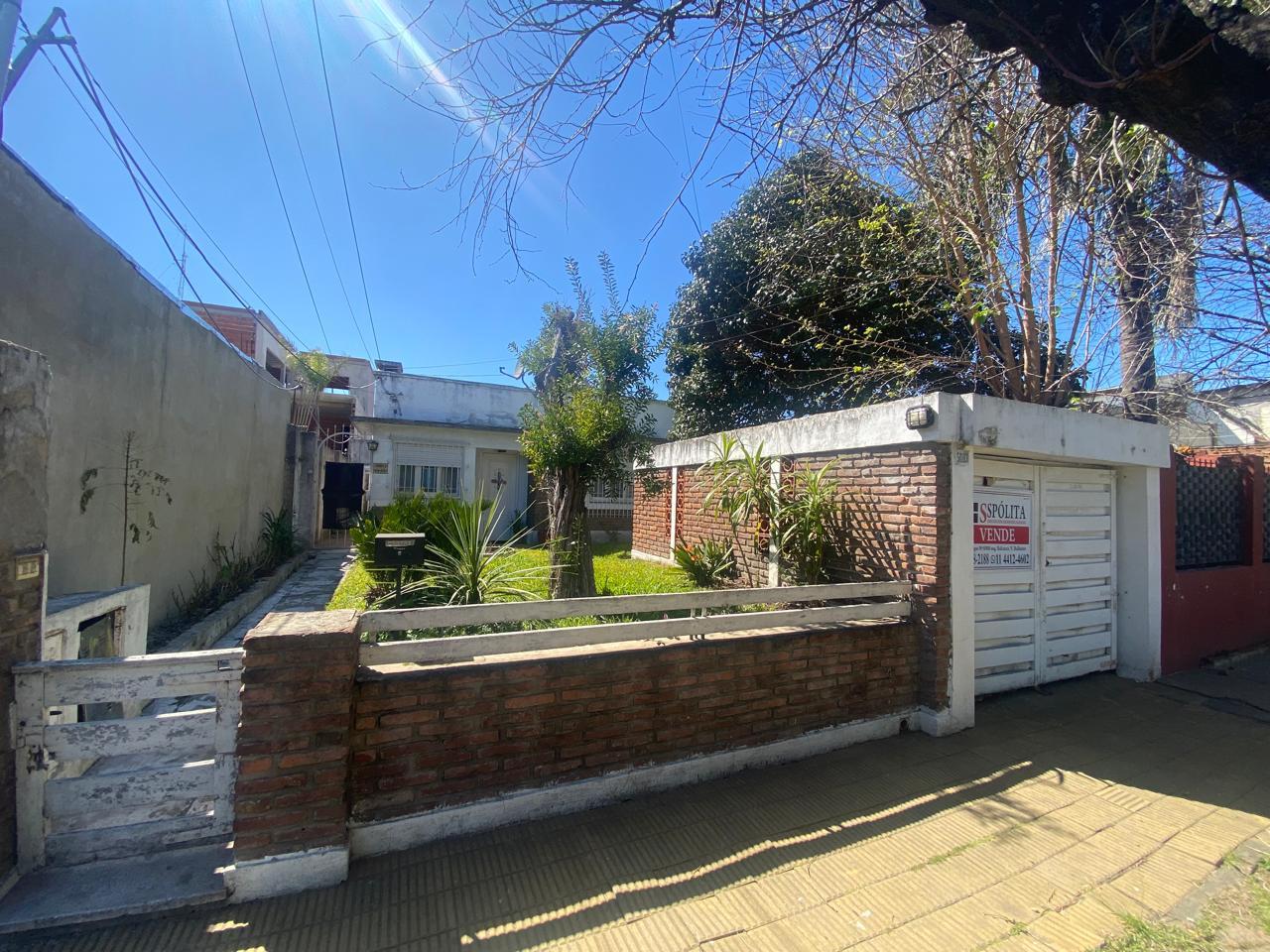 Casa al frente 3 amb, jardin al frente, cochera y patio