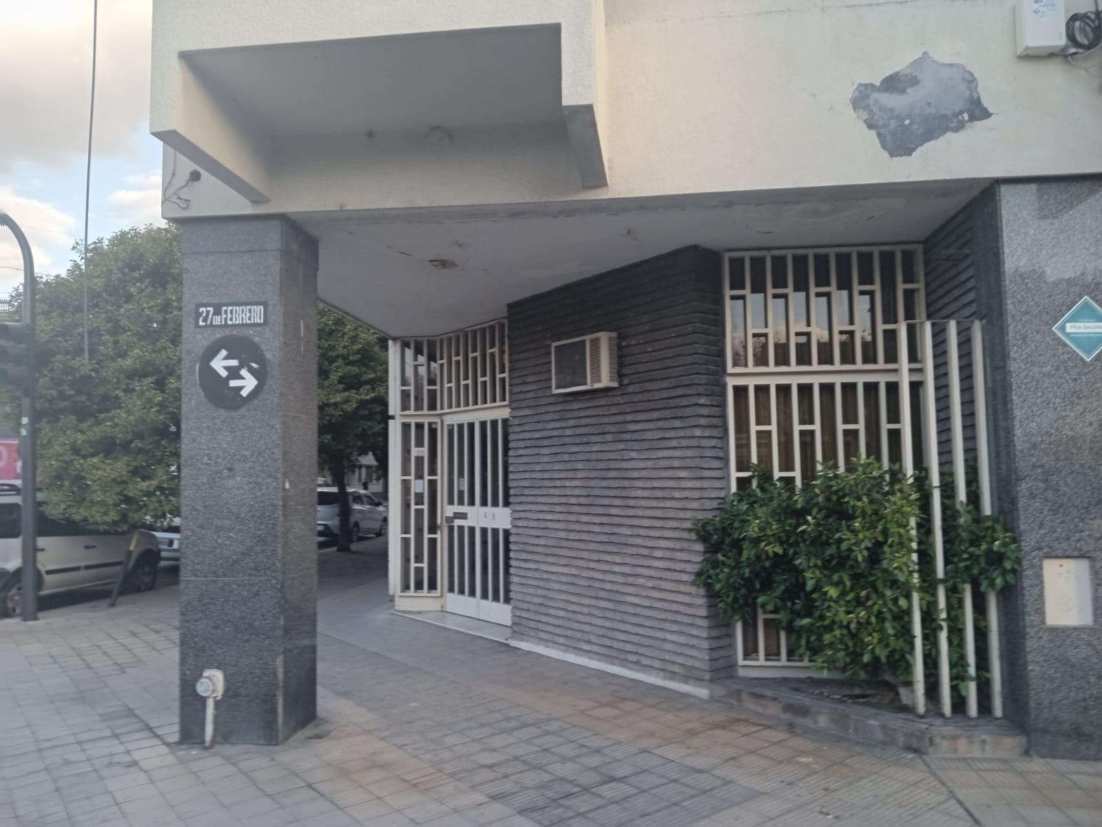 Local comercial en venta, oficinas sobre Bv. 27 de Febrero.